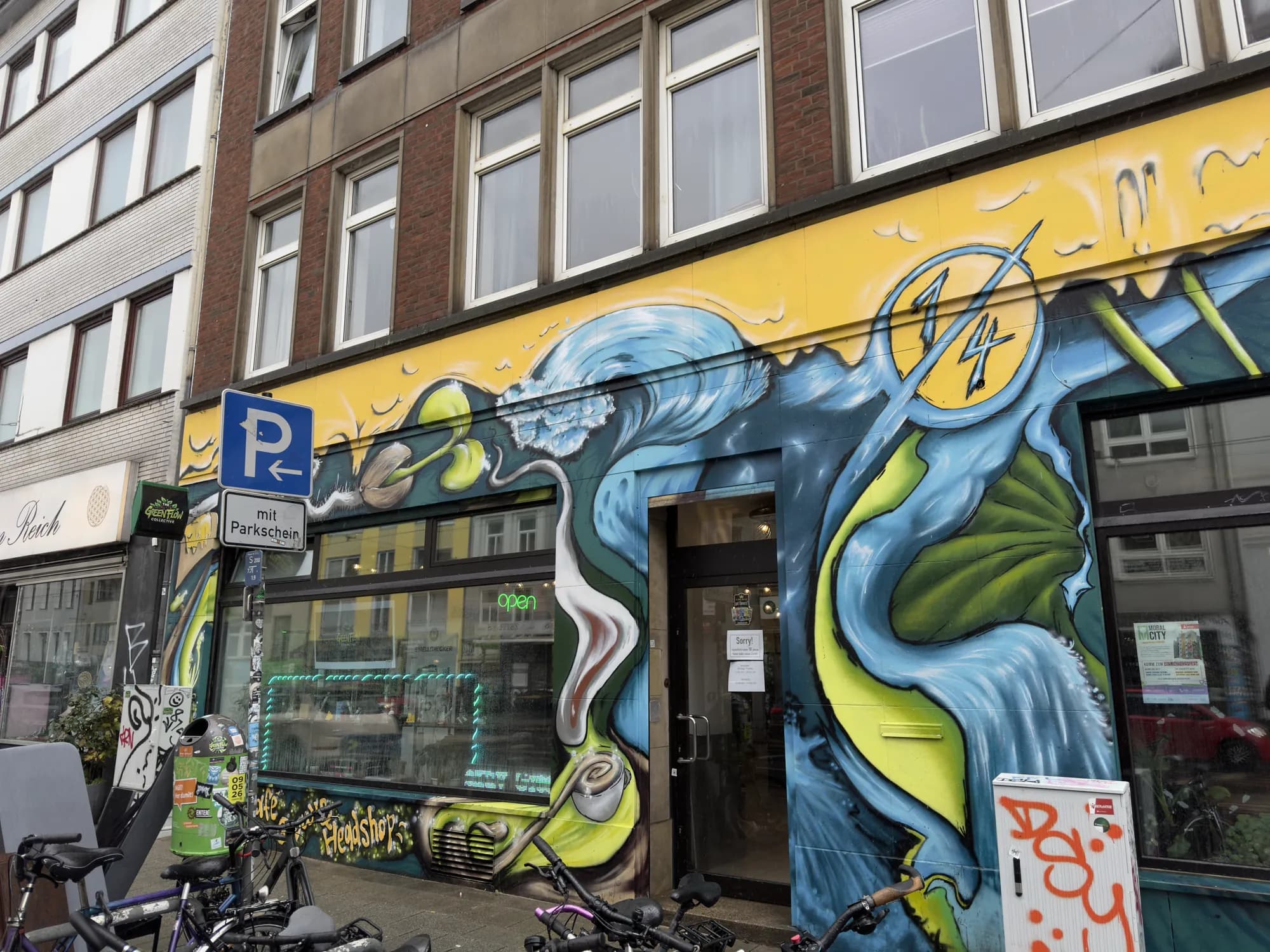 Shop front of Green Flow Kollektiv with its mural, Am Dobben 76/77